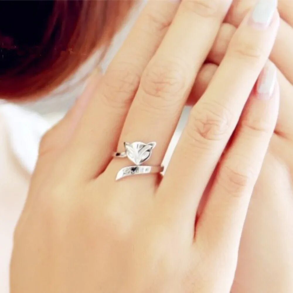 Красивое кольцо на палец. Красивые кольца для девушек. Кольца на пальцах у женщин. Красивое кольцо на пальце. Кольцо женское напальцк.