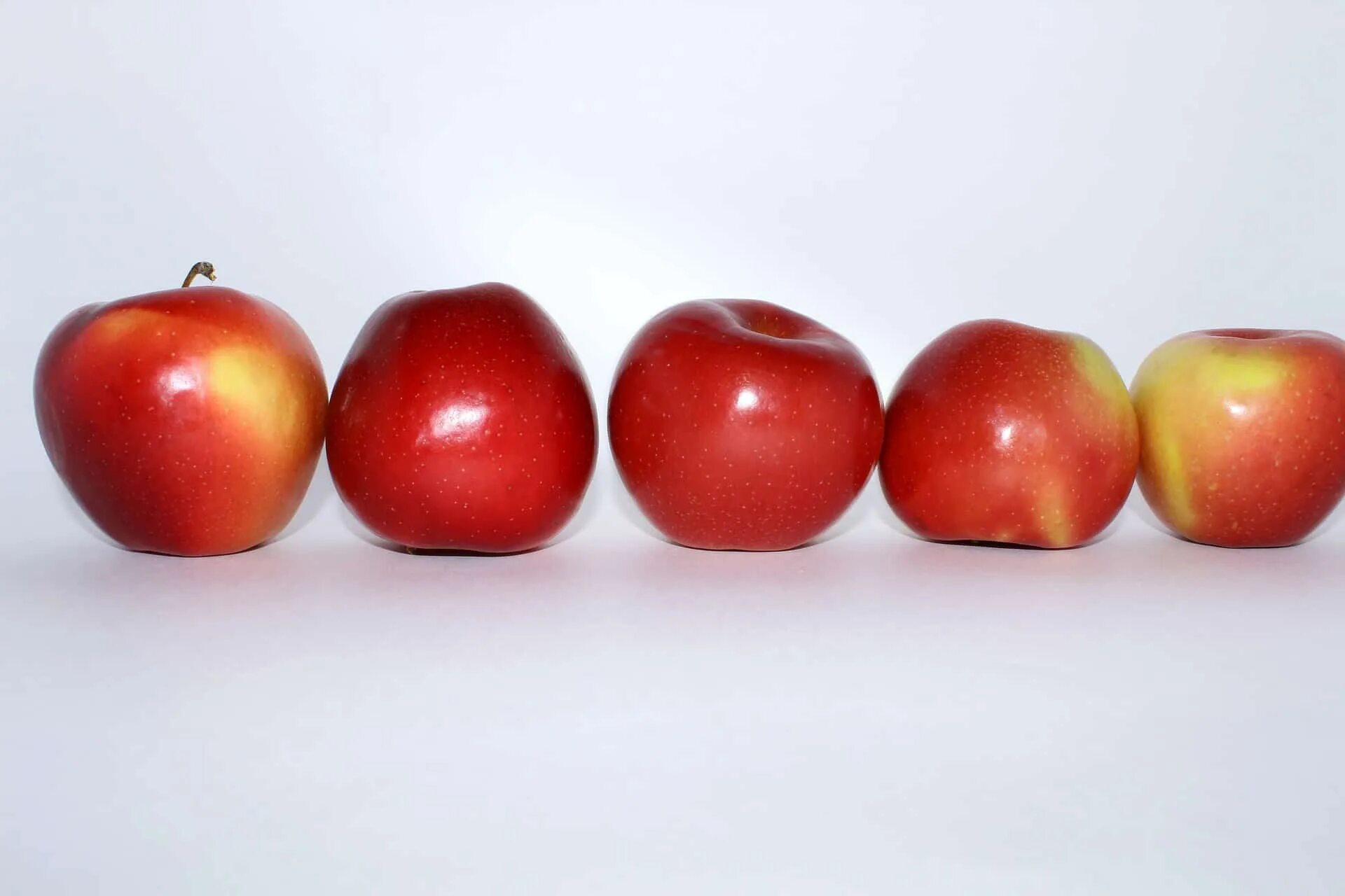 Яблоки красные. Яблоки в ряд. Разноцветные яблоки. Яблоки разного цвета. Четверо яблок