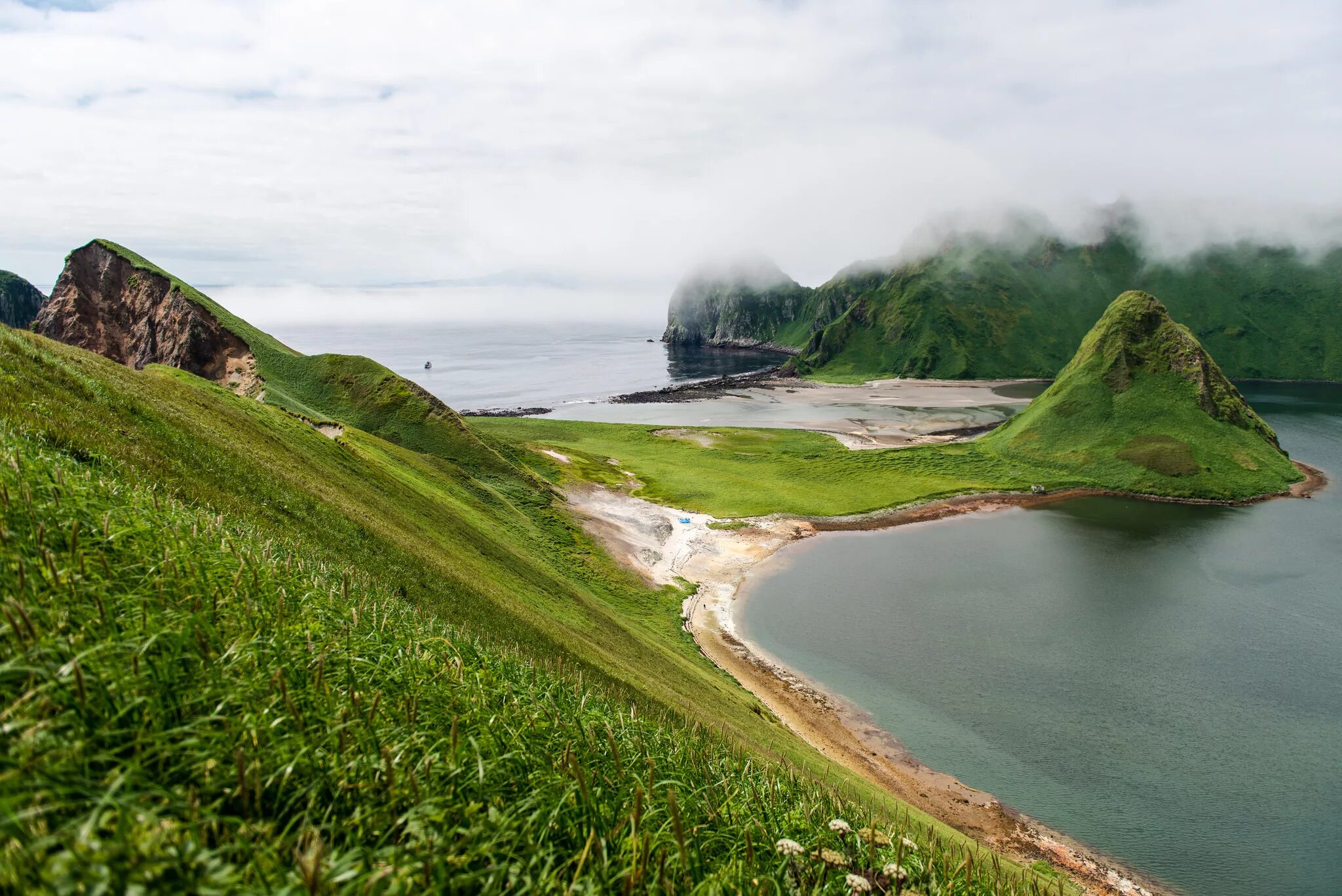 Восточный бастион курильская гряда. Архипелаг ушишир. Южные курилы япония. Южные курилы острова. Вулкан креницына расположенный на острове онекотан.