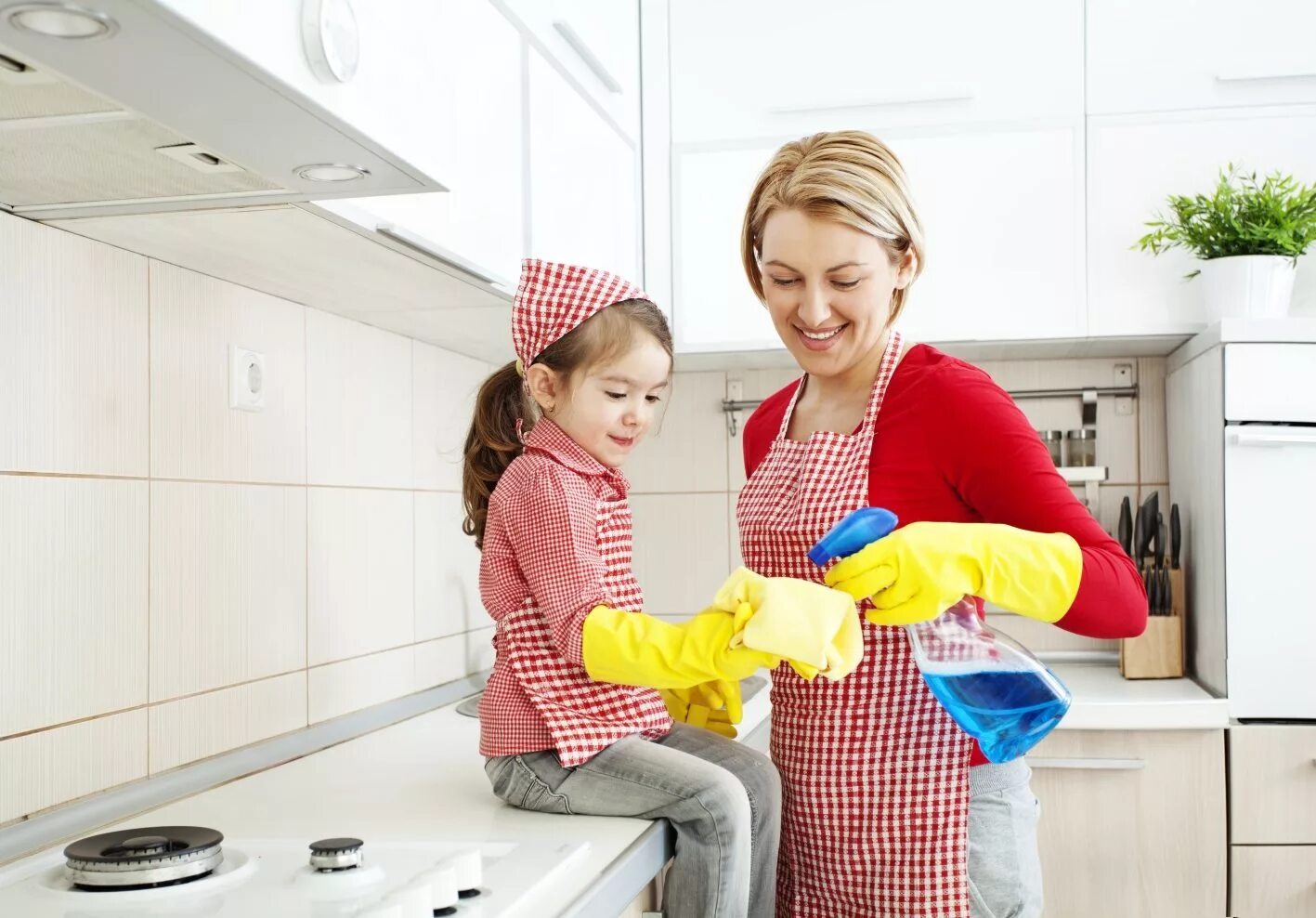 Уборка дети. Кухня для детей. Помогать маме по дому. Помогаем маме. Что можно делать вместе