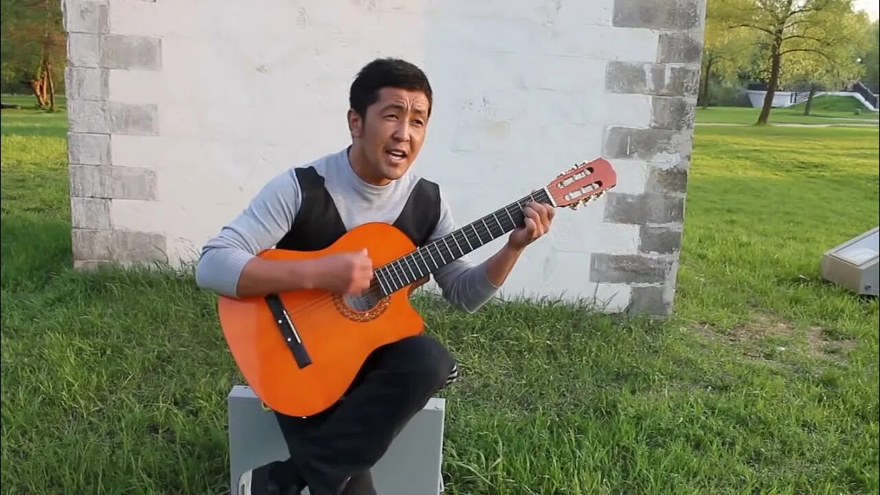 Киргиз поет. Кыргызская гитара. Киргизы поют. Жгет на гитаре. Киргизская песня.