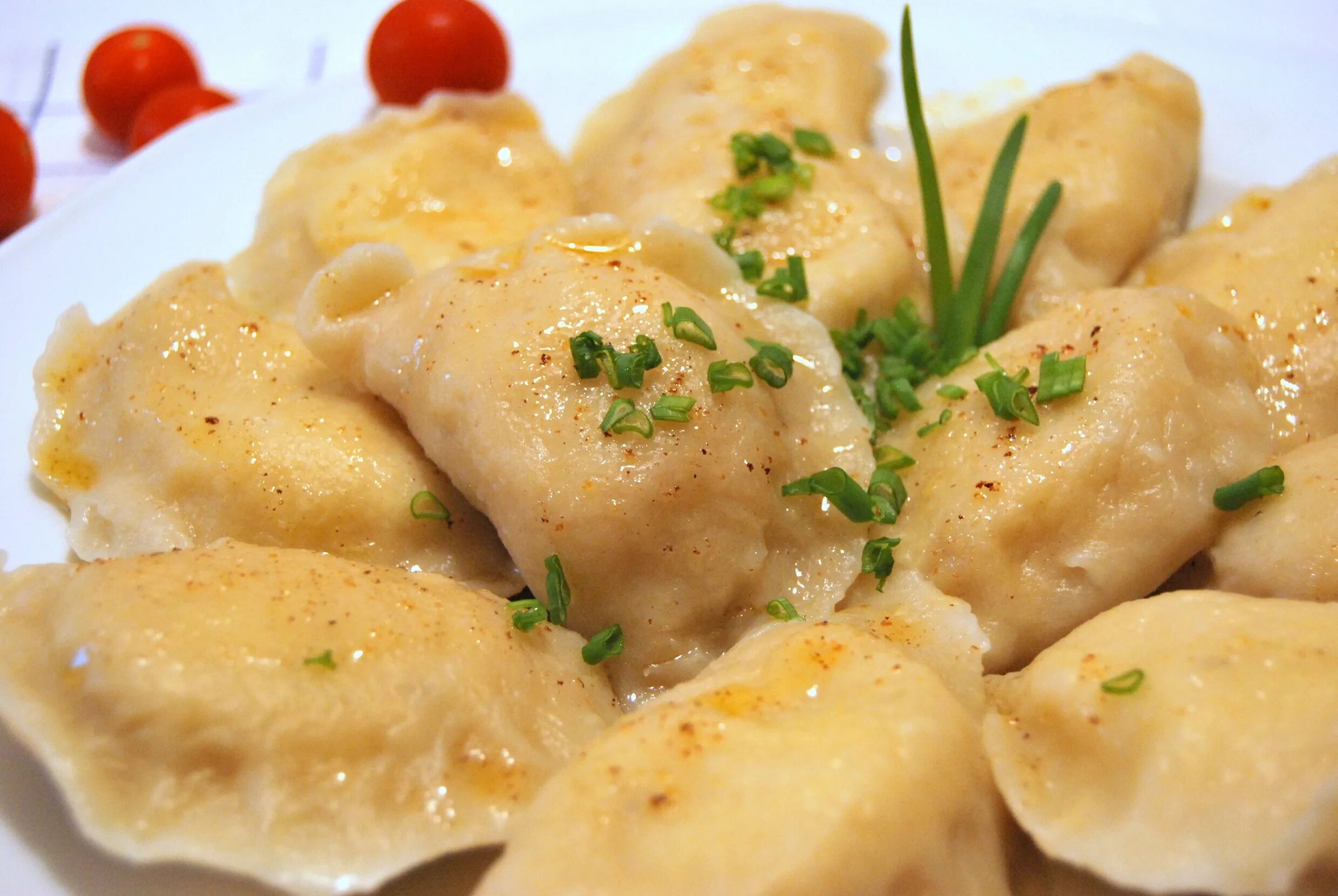 Вареники с капустой и грибами. Польские вареники (pierogi). Польские пироги pierogi. Жареные пельмени в сливочном соусе. Вареники с картошкой и мясом.