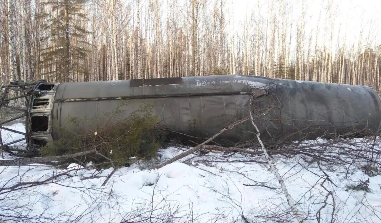 Где упала ракета в курске. Упавшая ступень ракеты. Обломки ракеты. Упавшая вторая ступень ракеты. Отработанная ступень ракеты.