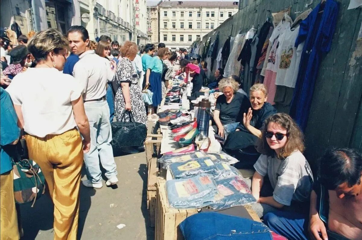 Лихие 1990-е Москва. Москва 90-е рынки. Рынок 90х на Арбате. Лихие 90 в Москве.