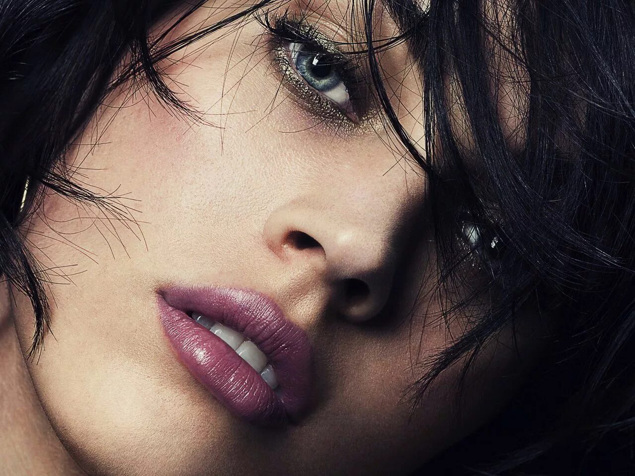 губы девушки. чувственные губы.