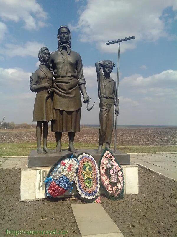 Бобровы дворы Белгородская область. Памятник вдове и матери солдата Белгородская область. Бобровы дворы Губкинский район памятники. Памятник Бобровы дворы. Памятник вдовам