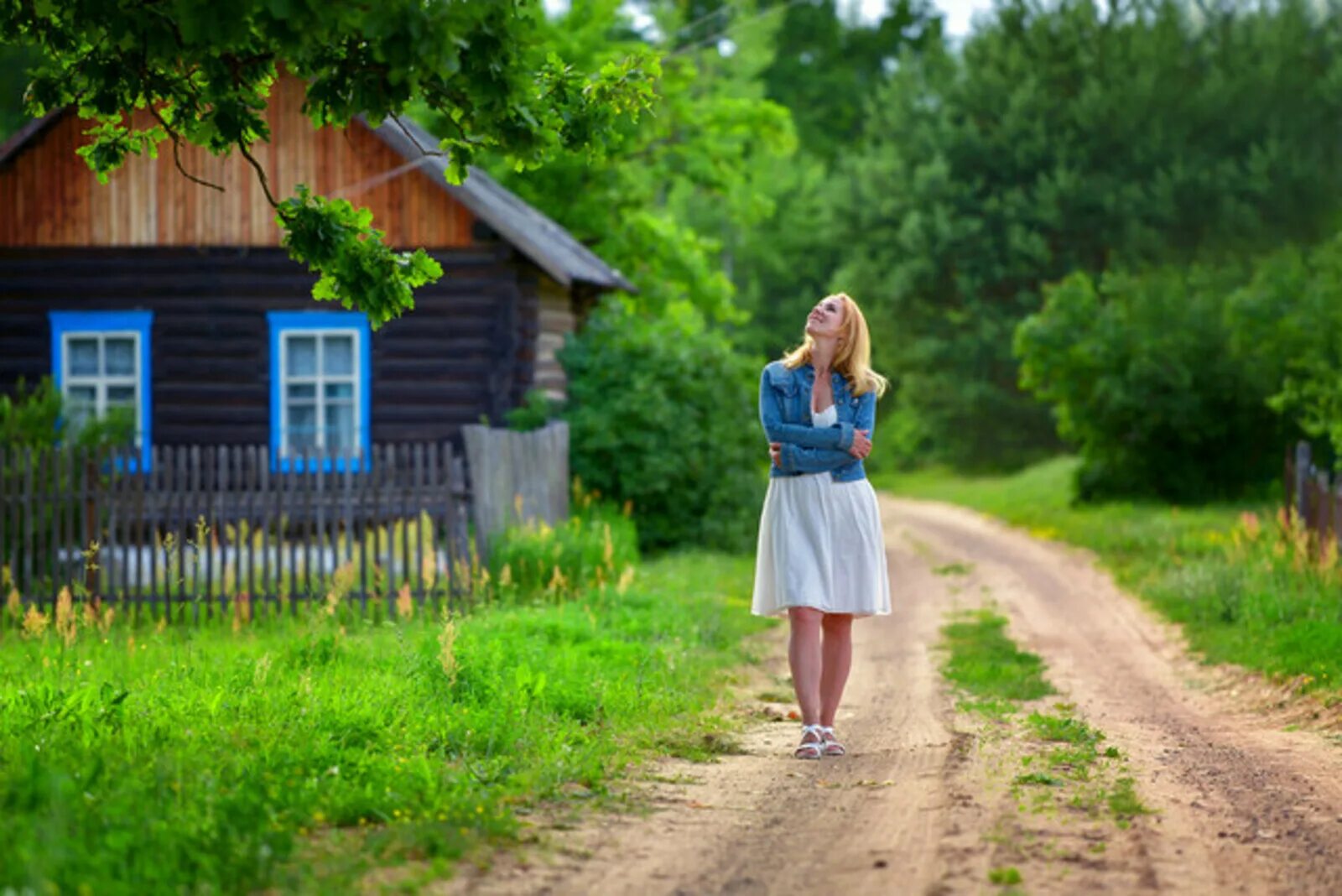 Девочка в деревне. Девушки в деревне. Фотосессия в деревне. Фотосессия в деревенском доме. Все лето я жил в деревне