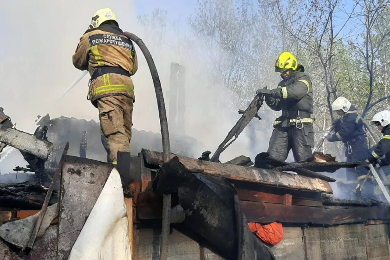 Пожар. Пожарные на пожаре. Пожар в городе. МЧС пожар.