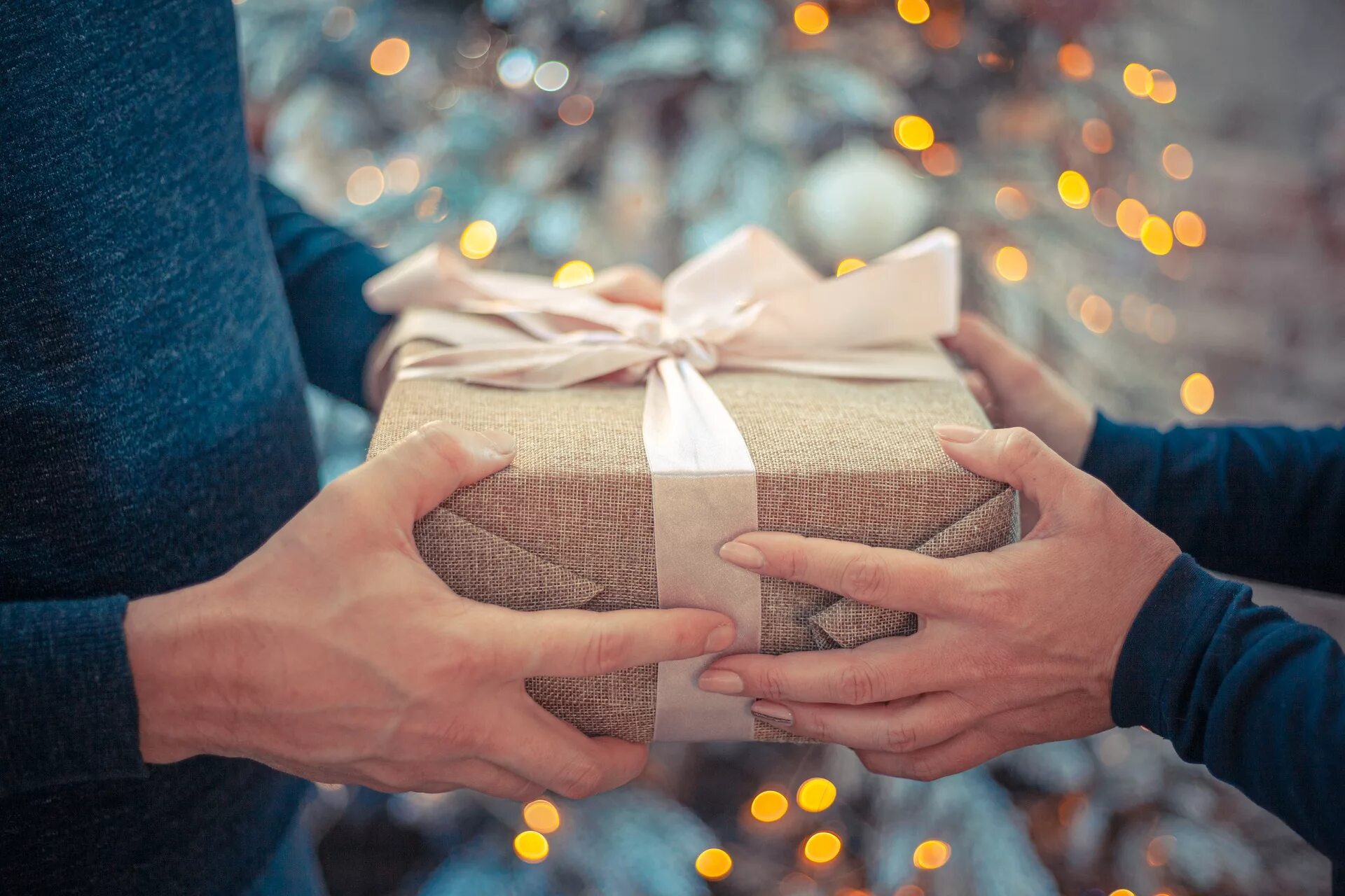 Приятным сюрпризом для всех стал огромный. Подарок в руках. Дарим подарки. Подорки в руках. Человек дарит подарок другому.