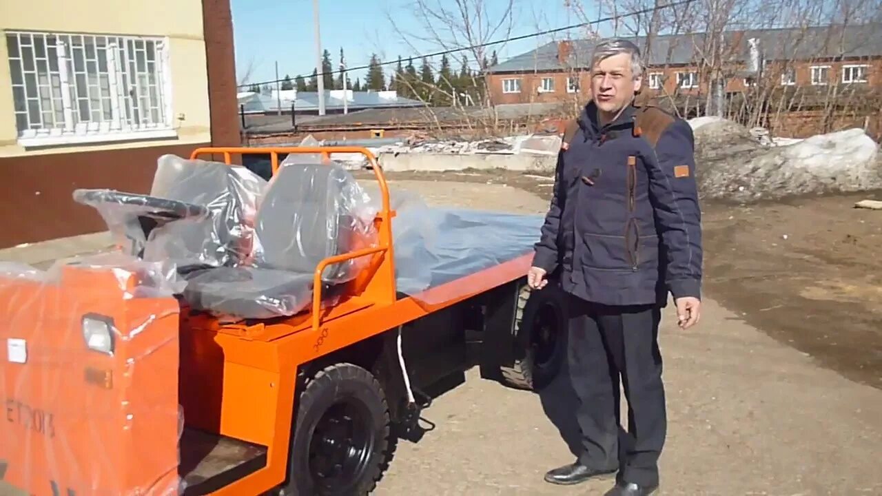 Электротележка ет-30132 (с кабиной и бортами, с акб 360 а/ч). Работа на электротележке. Работа на электротележке. Электротележки для склада. Электророхля crown wt 3000.