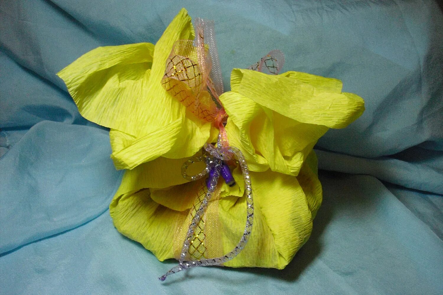 Упаковка цветов в гофрированную бумагу. Упаковка гофрированной бумагой. Обернуть букет в гофрированную бумагу. Упаковать букет в гофрированную бумагу. Как упаковать в гофрированную бумагу.