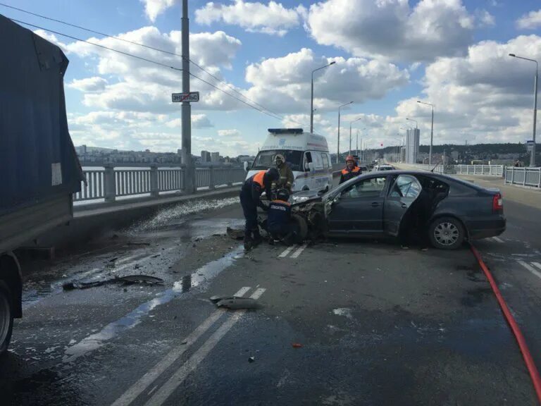 Энгельс что случилось сегодня ночью. ЧП Саратов ДТП на мосту. Авария новый мост Саратов. Че за авария вчера возле Дубков с стороны Энгельса на Саратов.