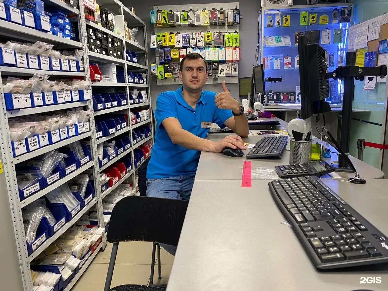 Продавал электронику на улице. Moba красноярск. Магазин мобильных аксессуаров. Дефолт 1998. Магазин аксессуар компьютер и телефон.