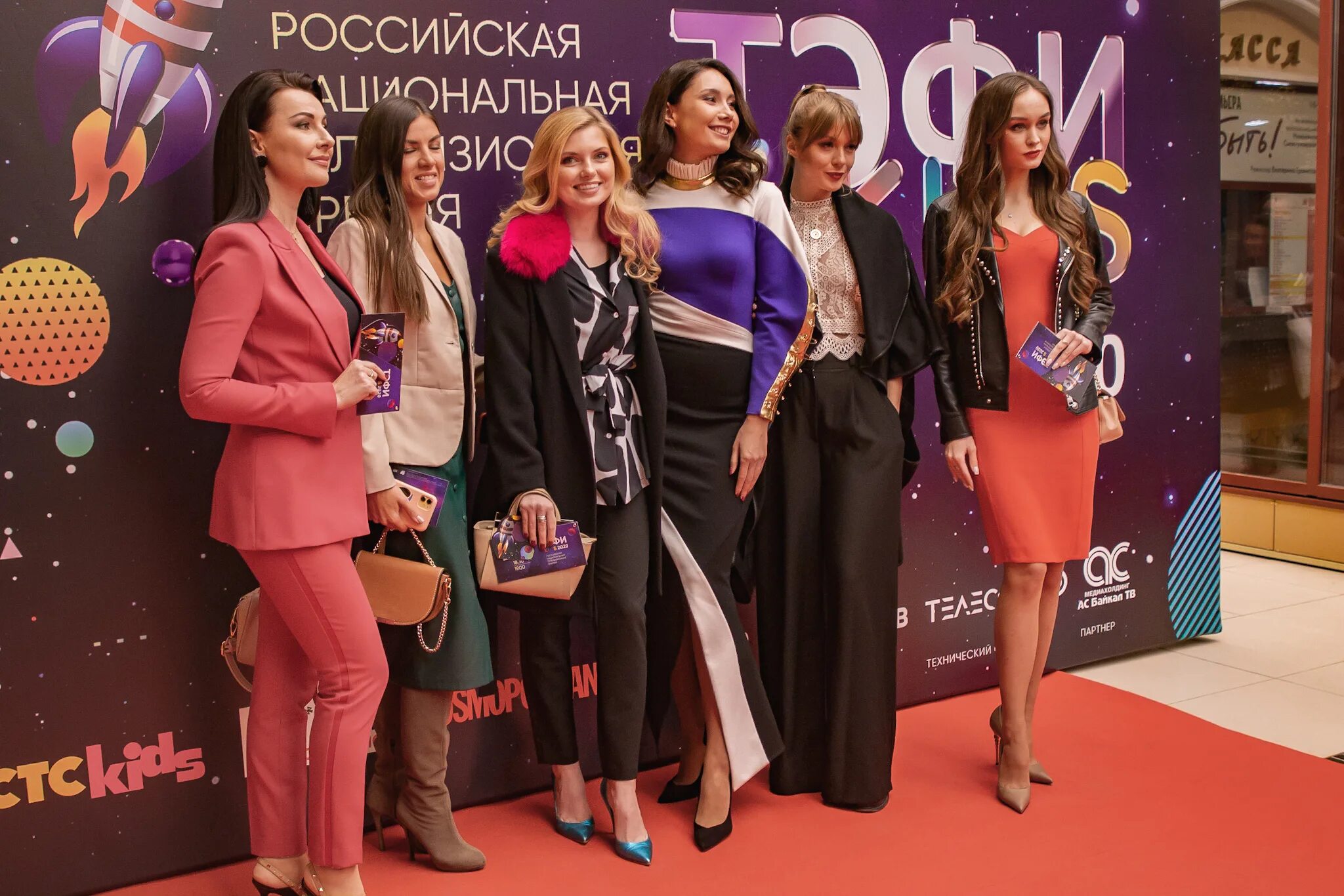 Вручение тэфи 2025. Папины дочки премия тэфи. татьяна ремезова тэфи 2017. дегтярь канделаки тэфи. модная программа на стс.