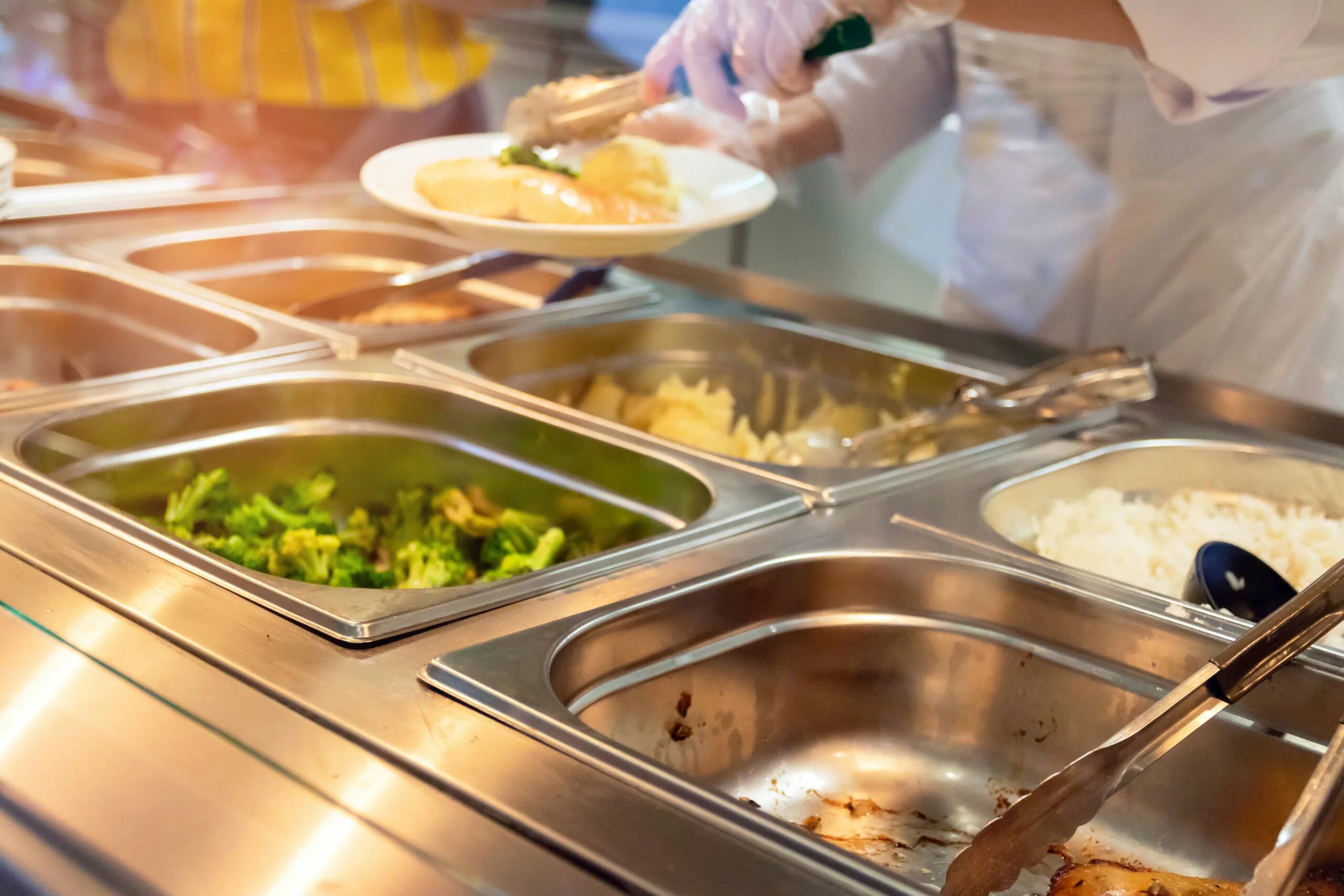 Блюда для школьного питания. Шведский стол в школьной столовой. Столовая еда в школе. Питание в школьной столовой. Еда в столовой в школе.