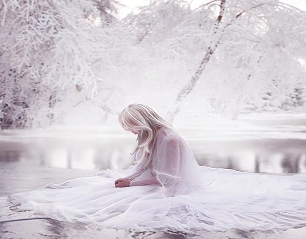 Снежная девушка. Девушка зима. Блондинка в снегу. Фотосессия на снегу.