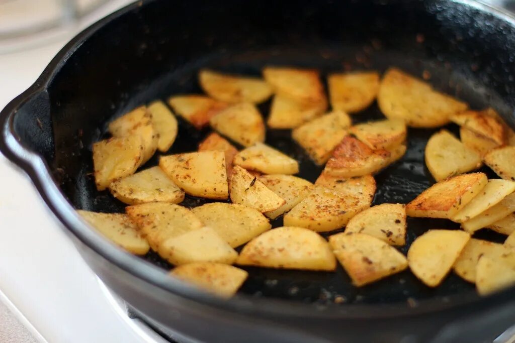 Жареная картошка на сковороде. Жареная картошка с корочкой. Обжаривание картофеля. Жареная картошка с кожурой на сковороде. Рецепты картошки на сковороде простые