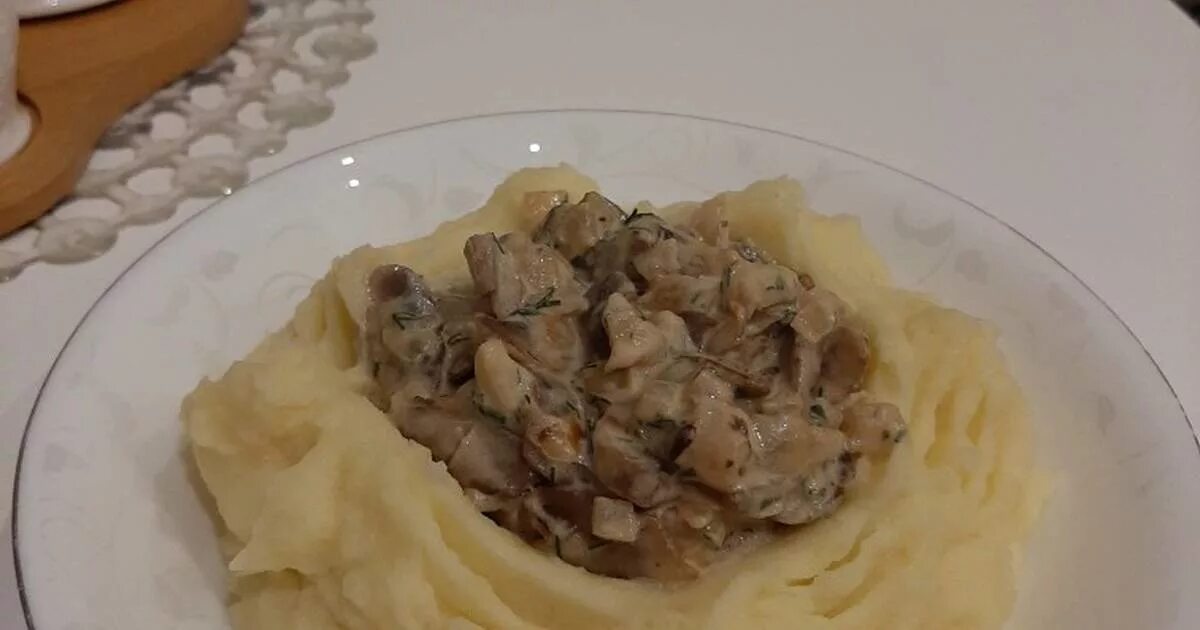 Шампиньоны с картошкой пюре. Грибы в сметане с пюре. пюре с грибным соусом. картофельное пюре с грибами. картошка пюре с грибами.