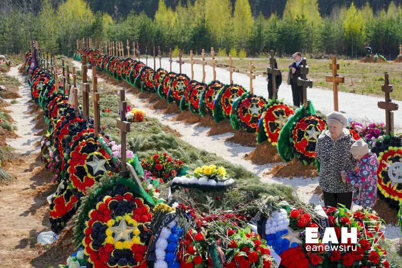Вагнеровский памятник. Памятник бойцам чвк вагнера. Кладбище вагнер самарская область. Памятники на кладбище. Мемориал погибшим вагнеровцам.