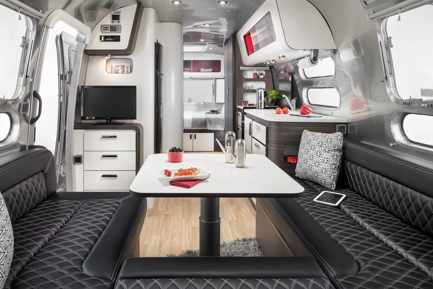Eat you caravan. Автодом pan american airstream. автодом airstream 280 бус. bedouin caravan дом на колесах внутри. исландия на домах на колесах.