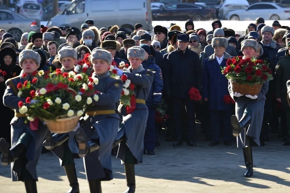 Возложение цветов к памятнику. Возложение цветов Екатеринбург. Памятник воинам Уральского добровольческого танкового корпуса. Цветы у памятника Победы.