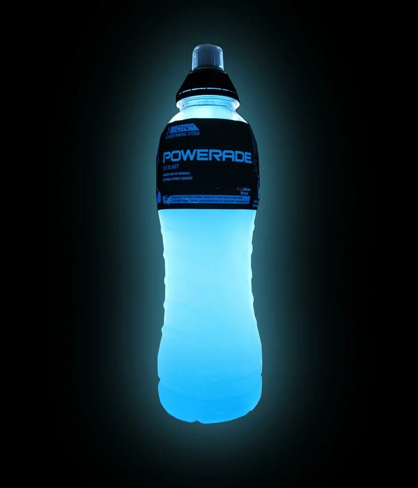 Синяя вода купить. Энергетик Powerade. Синий спортивный напиток Powerade. Энергетик голубого цвета Powerade. Powerade Ледяная буря.