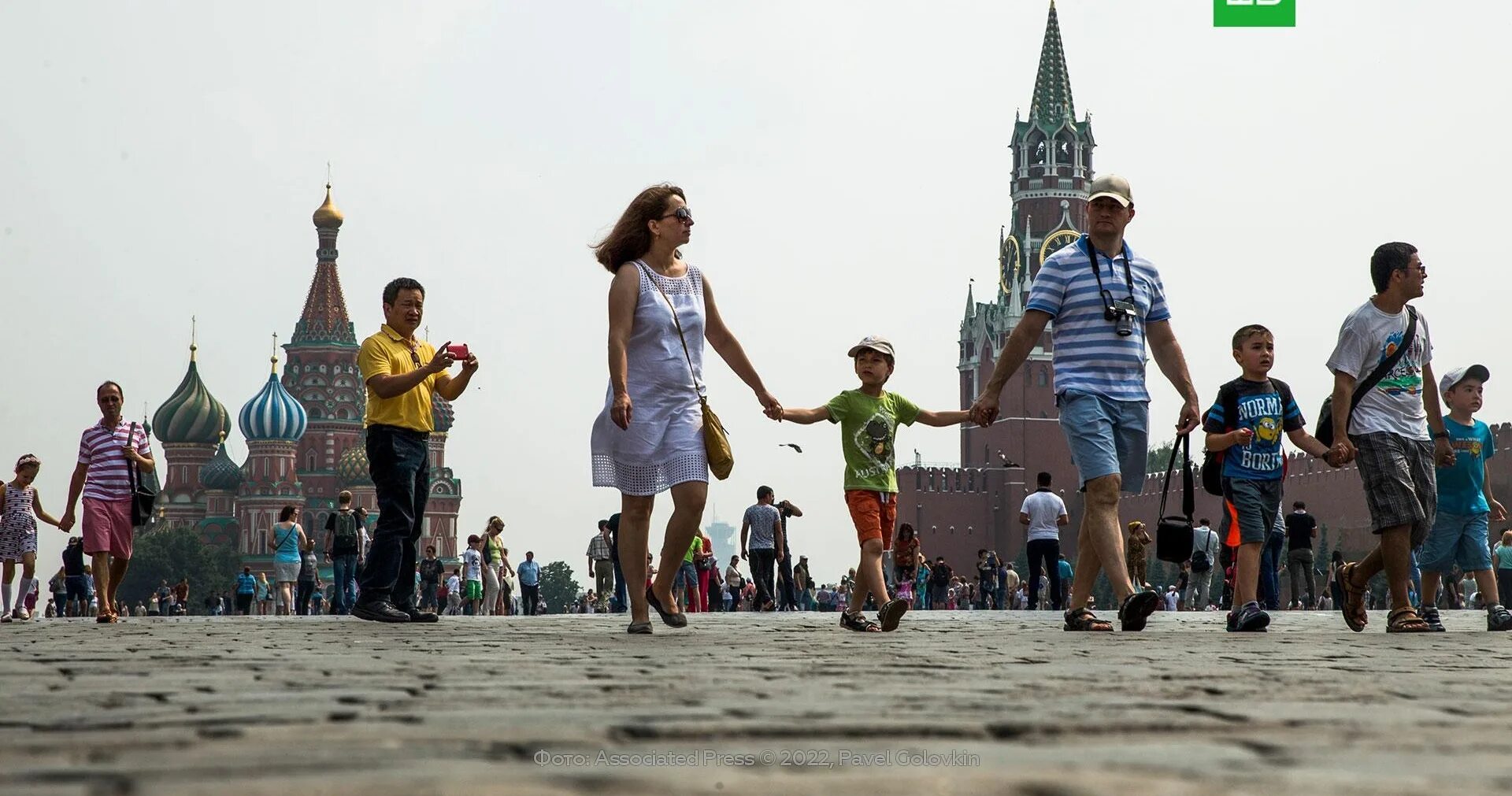 Досуг жителей городов. Люди в городе. Москва лето люди. Москва люди. Красная площадь для детей.