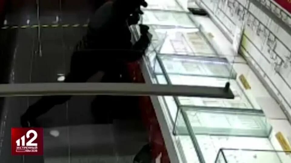 Ограбление ювелирного магазина. Ограбление ювелирного магазина в городе тула. Ограбление ювелирного магазина в россоши. Фото ограбления ювелирного магазина. Грабят ювелирный магазин.