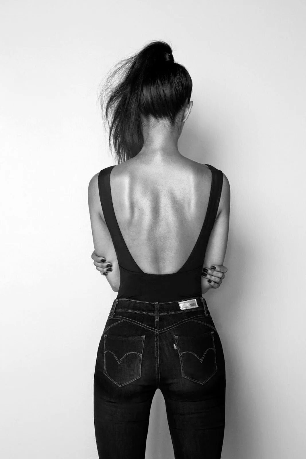 Модели со спины. Модели со спины. Ровная осанка. Девушка со спины. Девушка в платье красивая со спины.