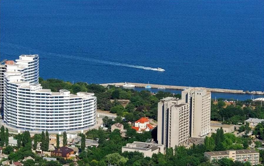 Найти одесская. ЖК белый Парус Одесса. Дом Парус Одесса Аркадия. Одесса вид с моря. Многоквартирный дом у моря.