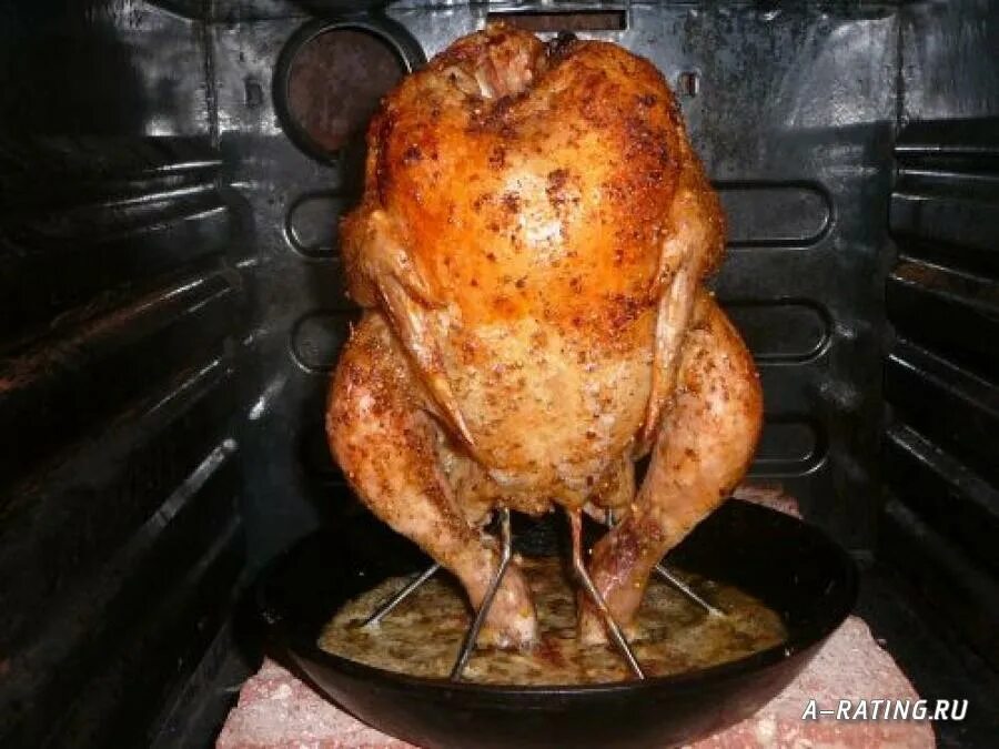 Рецепт курицы гриль в духовке. Курица гриль в духовке. Курица гриль в духовке целиком. Курива гпиль в духовке. Курица на вертеле в духовке целиком.