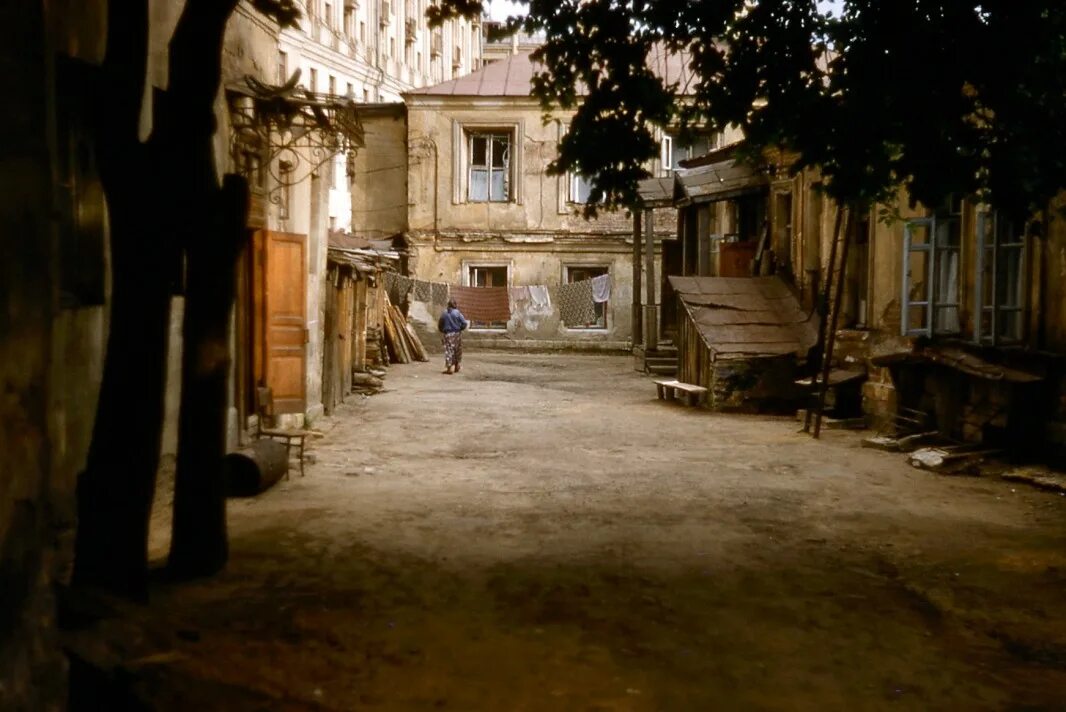 Тихие улочки нижний новгород. Одесса старый город двор. Старинные московские дворики. Жизнь городского двора. Дети во дворе.