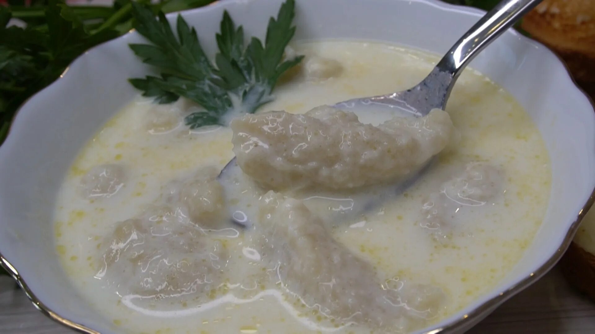 Картофельные клецки в молоке. Суп молочный с клёцками. Молочный суп с картофельными клецками. Молоко с клёцками. Готовые клецки.