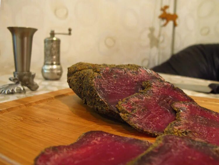 Бастурма из лося. Бастурма лось. бастурма из лосятины. вяленая лосятина.