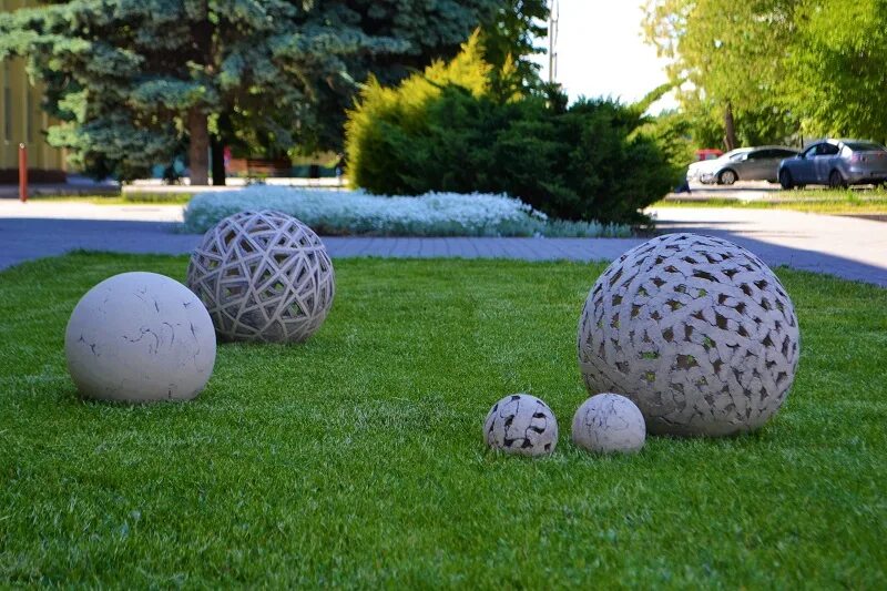 Купить шар для сада. Шар шамот. Декоративный шар для сада. Декоративные шары для ландшафта. Бетонный шар для сада.