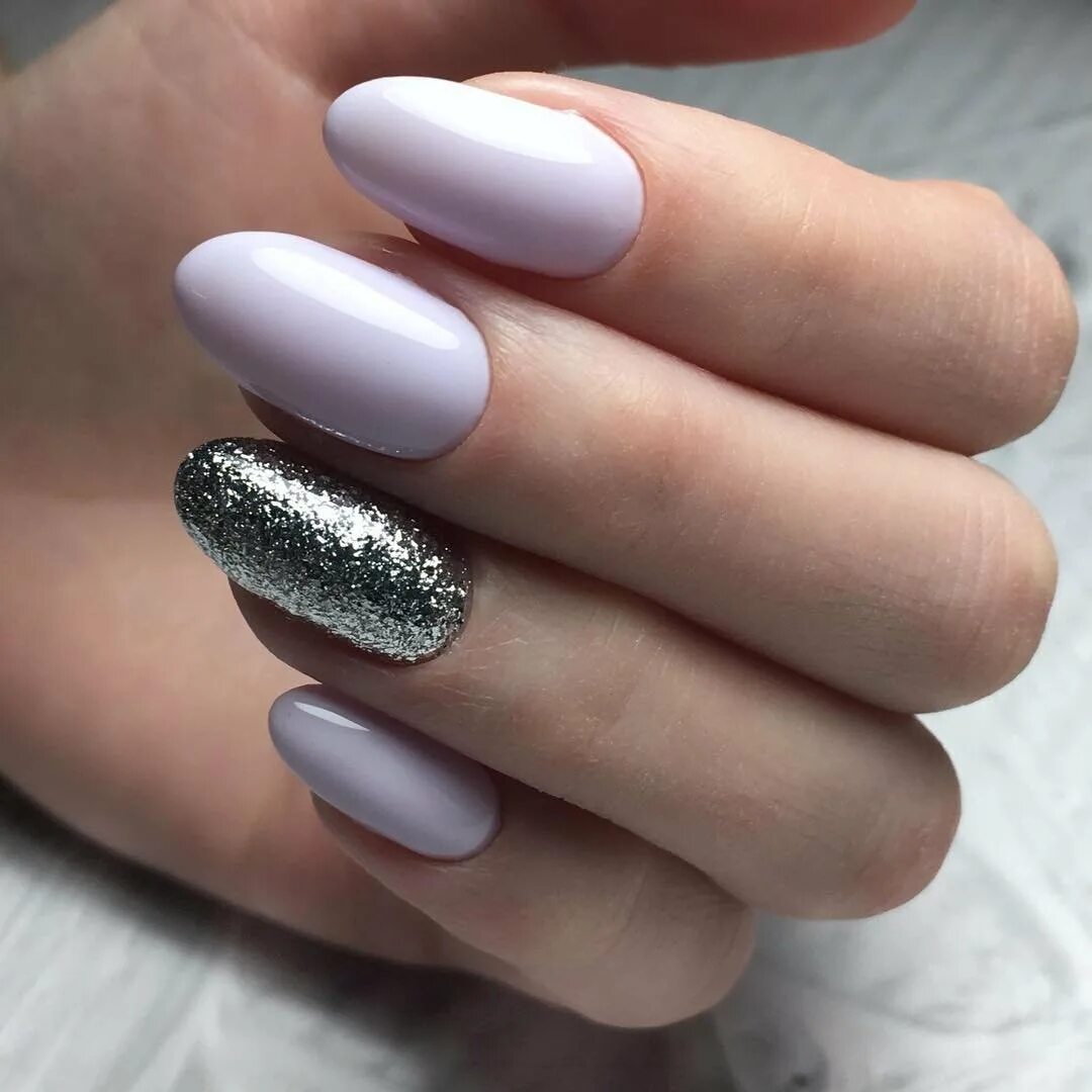 Маникюр белый с серебром. Маникюр 2024 серебро. Ногти серебристые. Серебряные ногти длинные. Маникюр серый с белым.