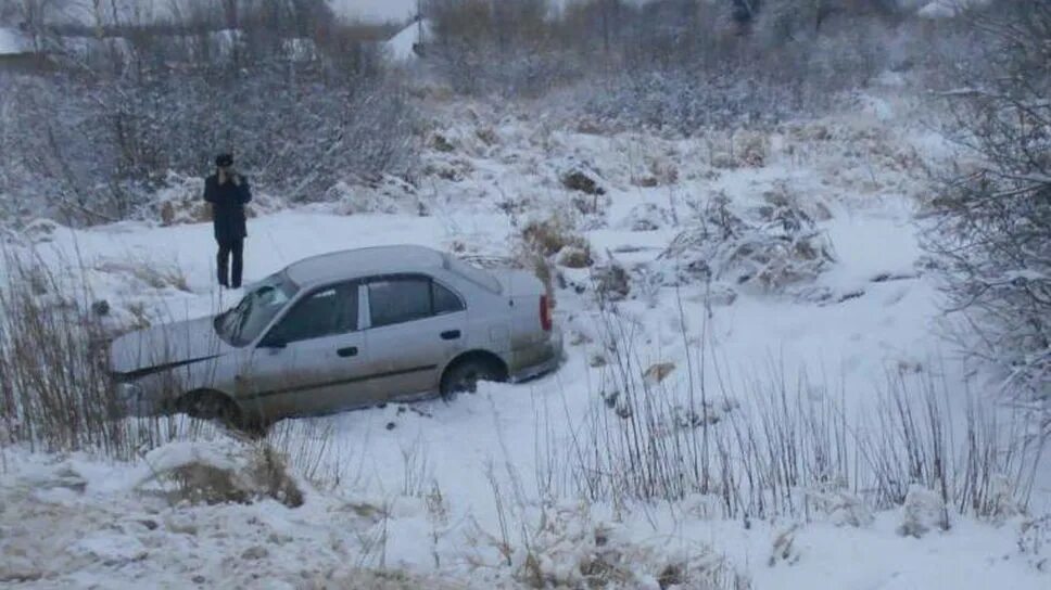 23 декабря 2014 г. Хендай акцент в кювете. Тойота Королла в кювете. ДТП на трассе Ярославль Углич вчера. ДТП на Угличской трассе.