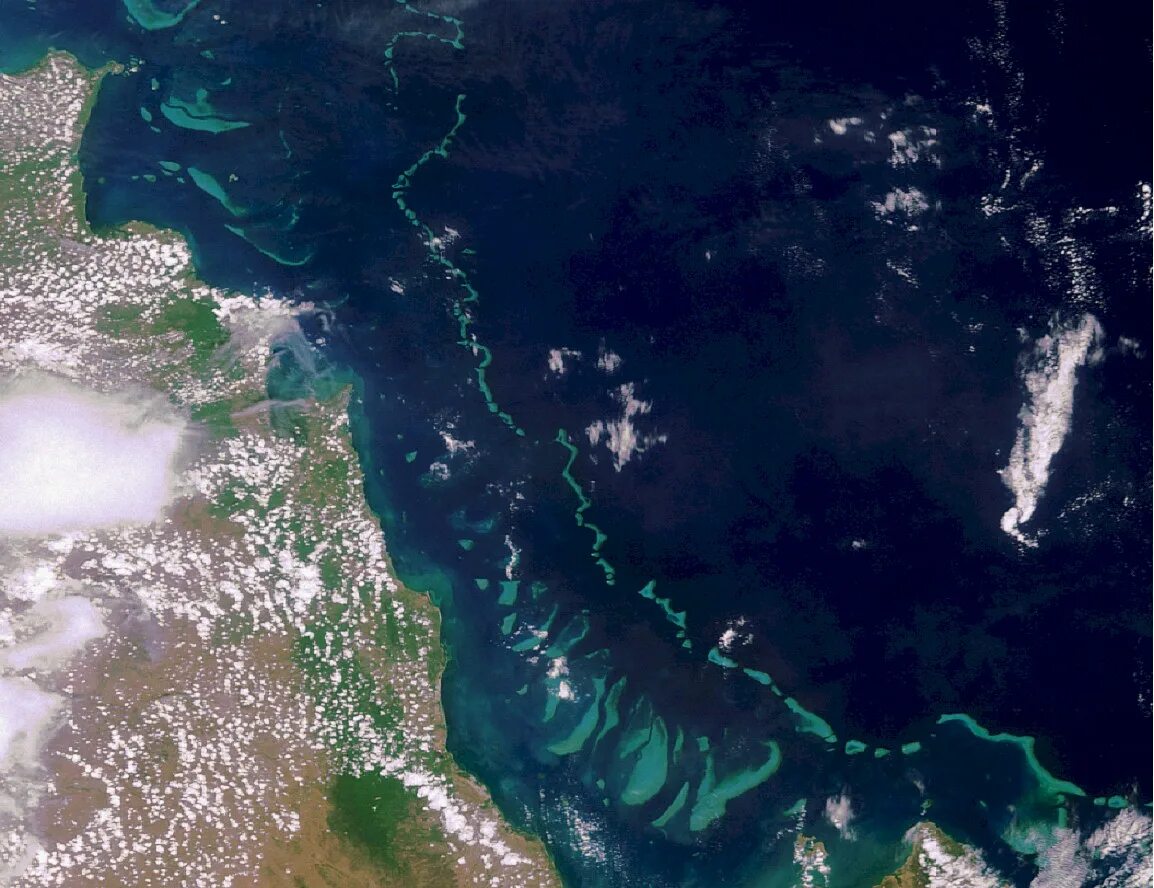 Австралия со спутника в реальном. Великий Барьерный риф из космоса. Большой Барьерный риф со спутника. Великий Барьерный риф Австралия из космоса. Большой Барьерный риф вид из космоса