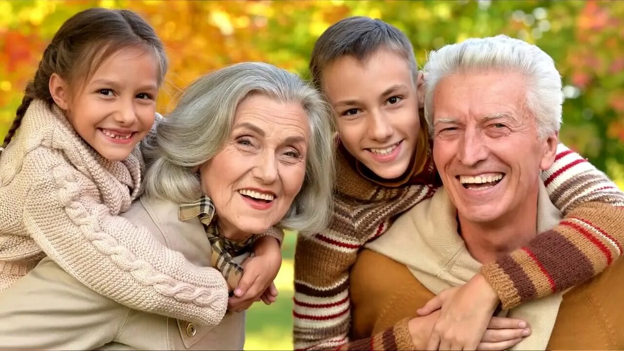 Папа мама и внучка. Бабушка и дедушка. Бабушка и дедушка с внуками. Пожилая семья. Пожилые родители и дети.