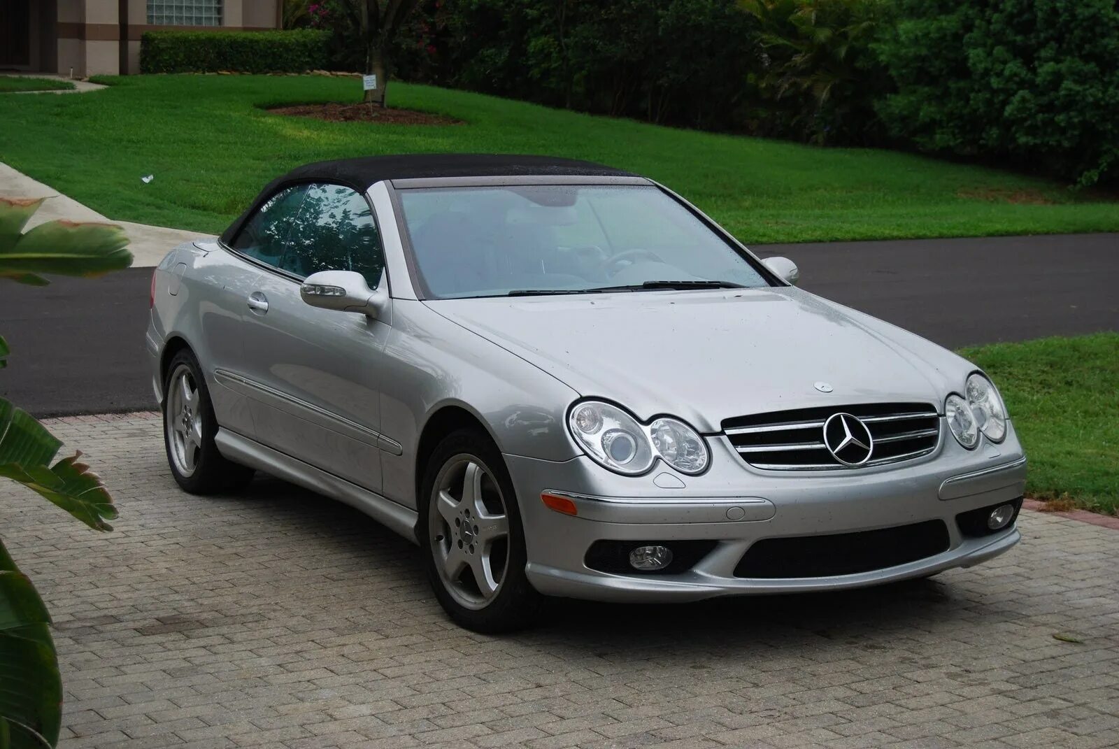 Купить мерседес 2004. Mercedes CLK 2004. Mercedes Benz CLK 2004. Мерседес CLK 2004. Mercedes-Benz CLK-class 2004.