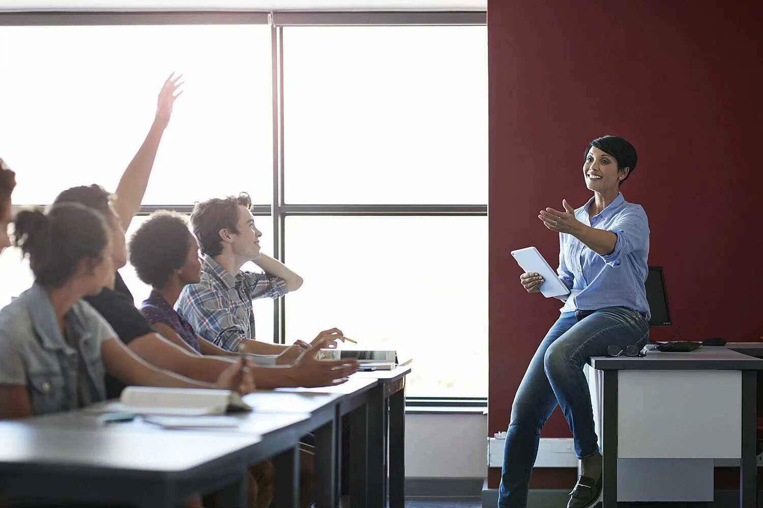 Students windows. Учитель и студенты. Учитель в классе. Преподаватель и студенты практика. Класс, учитель, студенты.