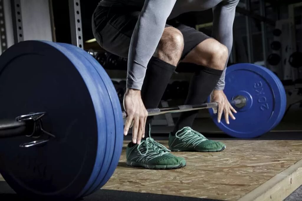 Горизонтальные приседания при варикозе. Приседания при варикозе. Приседать с ровной спинкой. Приседания при лордозе. Три вида приседаний для девушек.