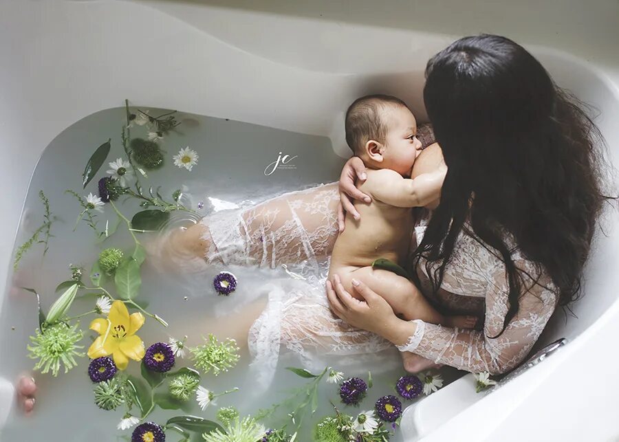 Мама в ванне видео. Купается в ванной. Мама купается. Купание ребенка с мамой. Купаются в ванне.