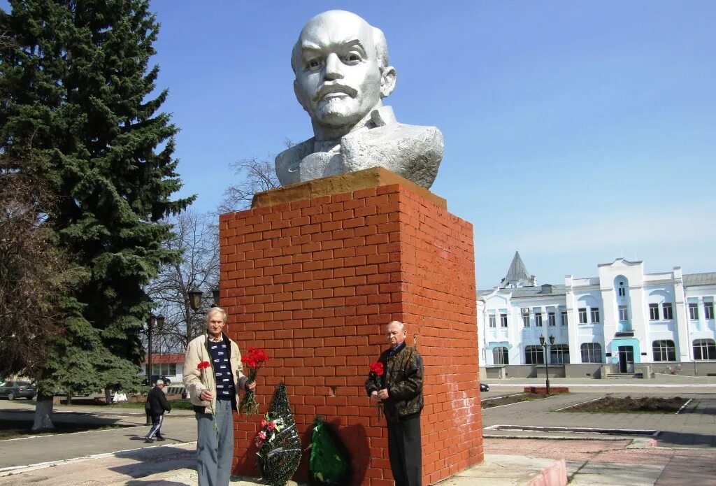 Ртищево Ленин. Ртищево Ленин у вокзала. Памятники Ртищево. Ртищево 1 Ленин. Цветы ртищево