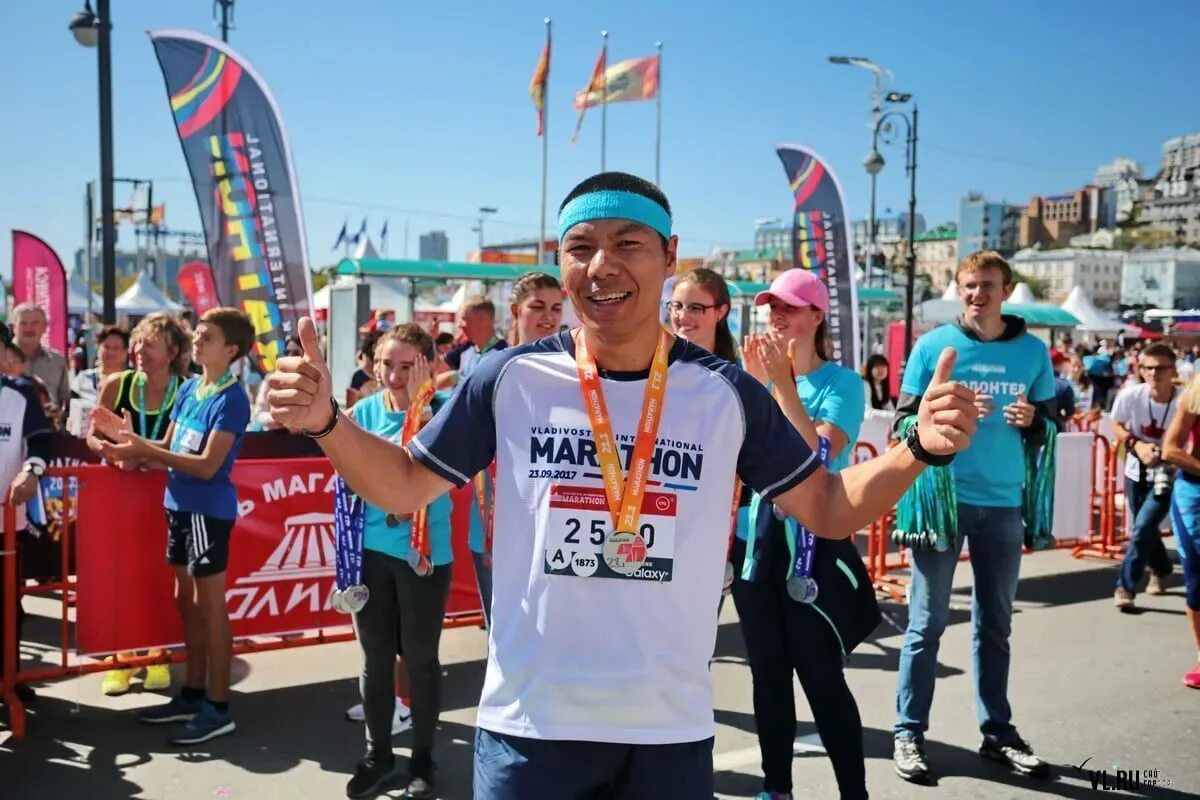 Мосты владивостока забег. Galaxy marathon 2022 владивосток. Мосты владивостока забег. Владивостокский марафон. Мосты владивостока 2023 марафон.