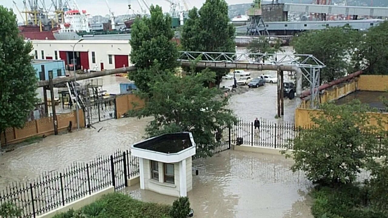Потоп в новороссийске 2002. Наводнение новороссийск 2002. Новороссийск 2002 год. Новороссийск потоп 2002 года. Потоп в новороссийске 2002.