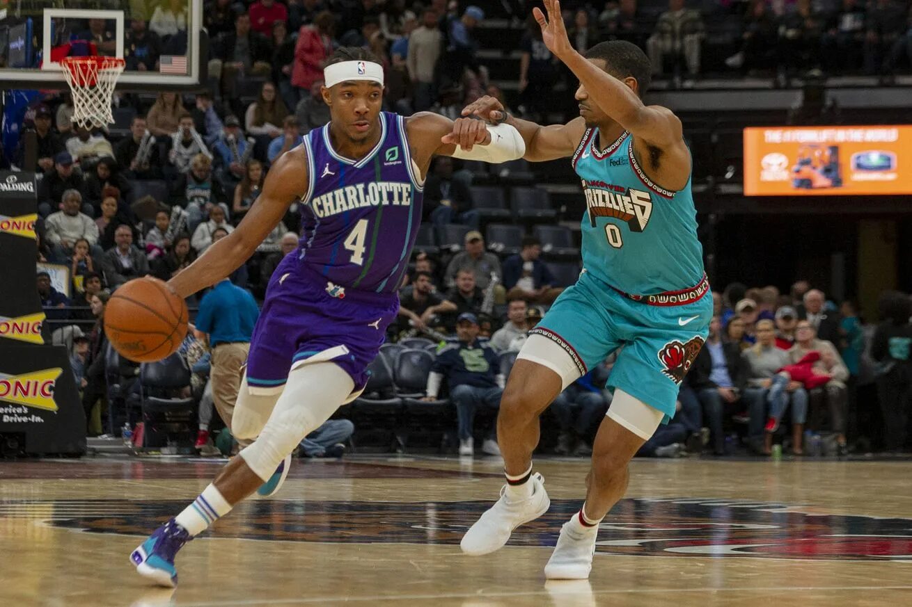 Charlotte hornets 1990. Пи джей вашингтон баскетболист. Шарлот нба. Мяч nba 2022. Шарлот нба.