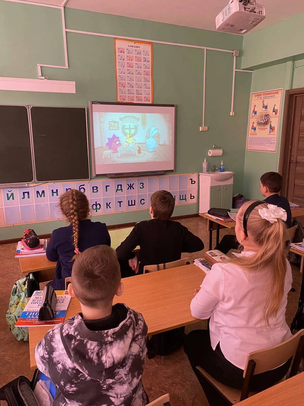 Занятия в школе 12. Класс в школе. дети начальной школы. занятия в школе. учитель в школе.