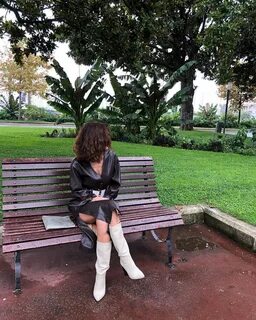 Nesrin Cavadzade Süper mini pozuyla; 'Hayatına böyle girsem. 