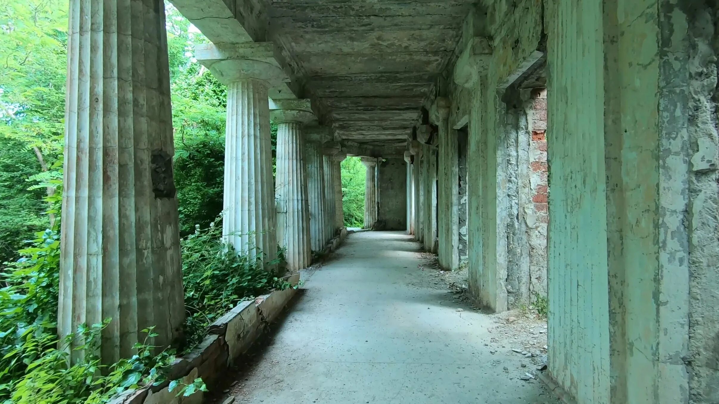 Усадьба суворина туапсе. Дача суворина ольгинка. Усадьба генерала суворина ольгинка. Дача суворина. Заброшенная усадьба михаила суворина.